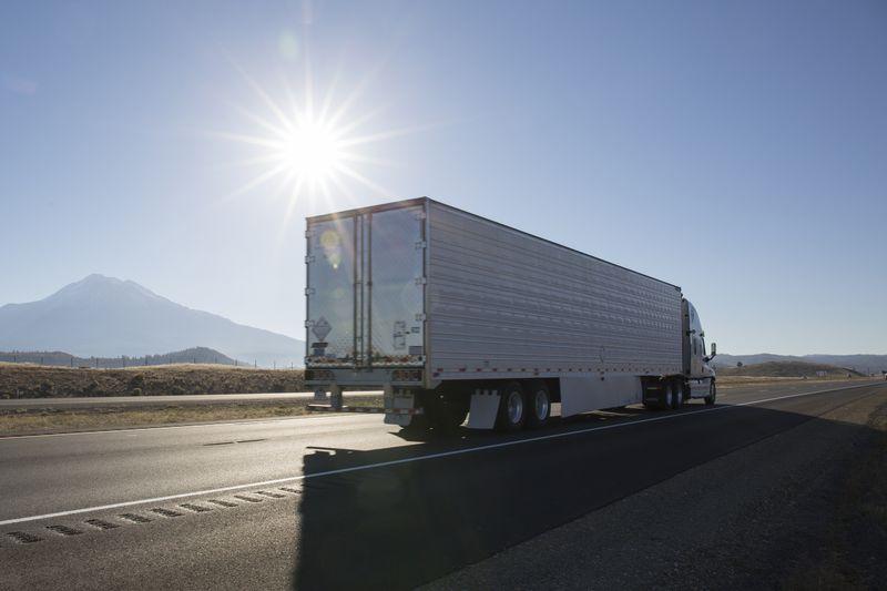 Krajowy transport ciężarowy biała ciężarówka na drodze