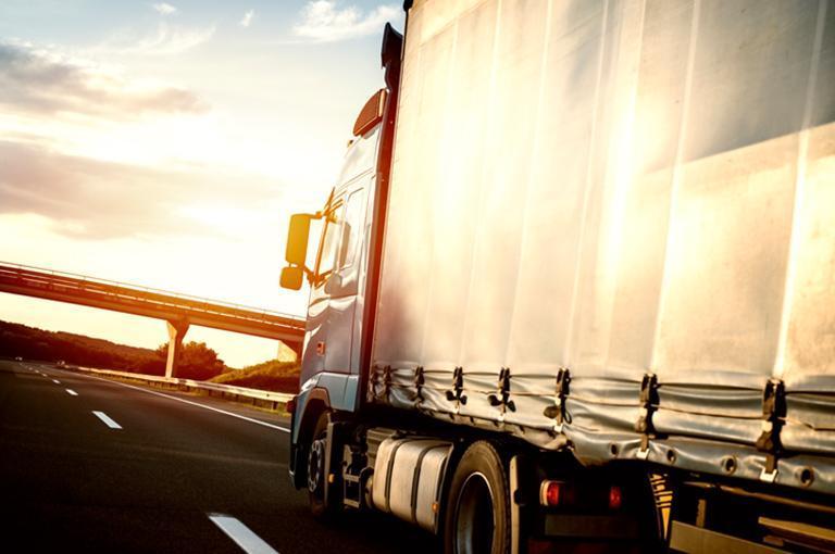 Krajowy transport ciężarowy bok ciężarówki