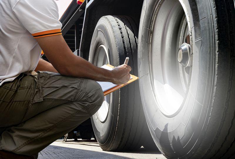 krajowy transport ciężarowy mężczyzna sprawdza opony